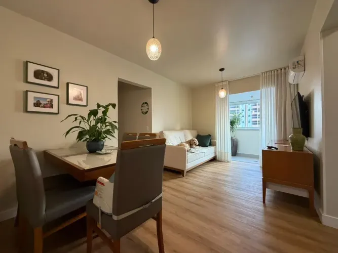Apartamento com 3 dormitórios, churrasqueira a carvão e andar alto no centro de Criciúma -