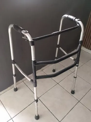 Andador dobrável 