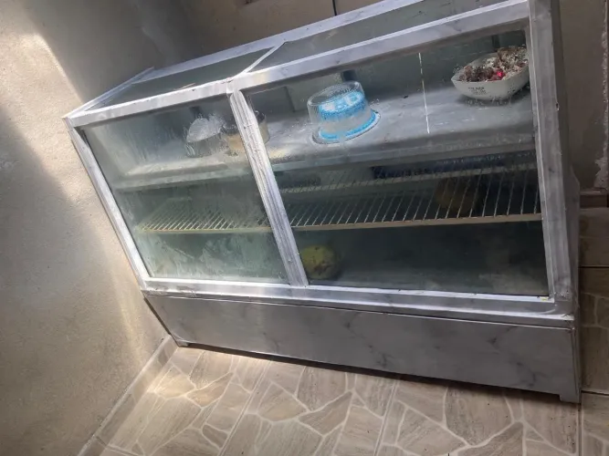 Vendo um balcão expositor refrigerado para lanchonete