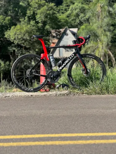 Bicicleta Pinarello Prince (Pedais Favero Assioma Duo Shi inclusos)