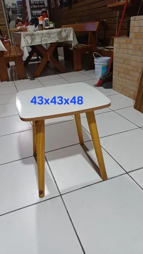 Mesinha de madeira