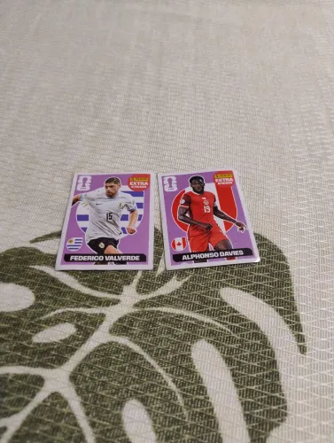 Figurinhas copa legend Frederico Valverde bordo e Alphonse Davies bordo original