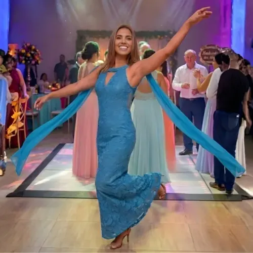Vestido de Festa Azul Celeste em Renda com Gola Alta e Acabamento com Echarpe nos Ombros