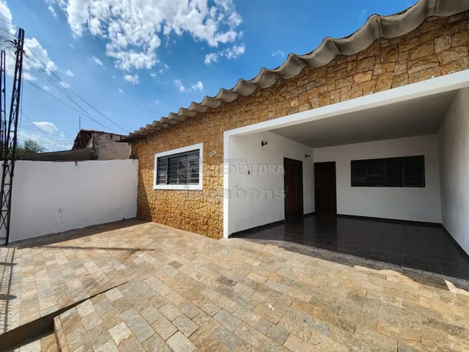 Casa com 4 dormitórios e 2 vagas de garagem no bairro Jardim Roseiral