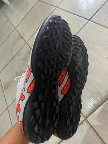 Vendo society da Nike ainda vem junto com uma caneleira