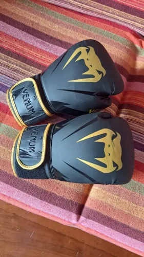 Luva para Muay Thai Venum 12 oz