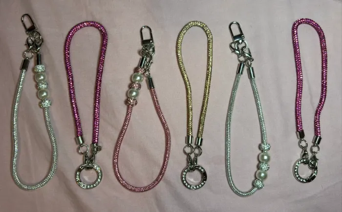 ? Cordão de mão para celular com strass e pérolas ?