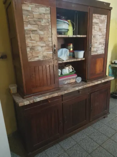 Armário de madeira pura, todo em ordem