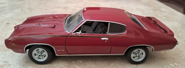 Miniatura Pontiac Judge GTO 1969 Vinho escala 1.24