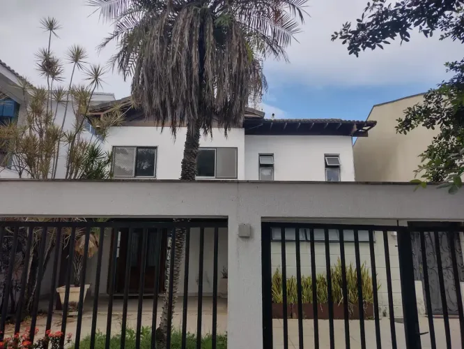 ÓTIMA CASA NO CONDOMÍNIO SANTA MÔNICA PERSONAL NA BARRA DA TIJUCA- RJ