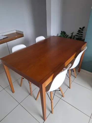 Mesa de madeira tok stok + 4 cadeiras Eames