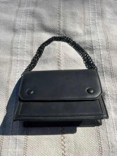 Bolsa preta em couro sintético, não lembro a marca kkkk, porém nunca foi usada!