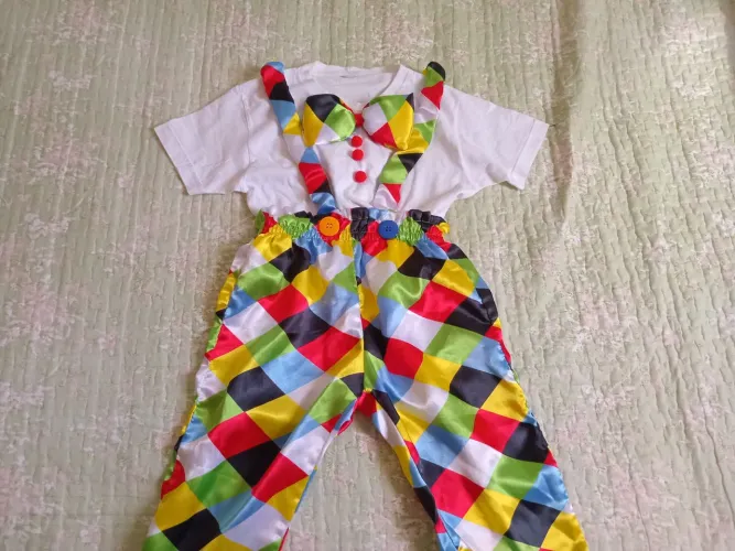 Vendo fantasia bem conservada tamanho 7 anos 40,00 