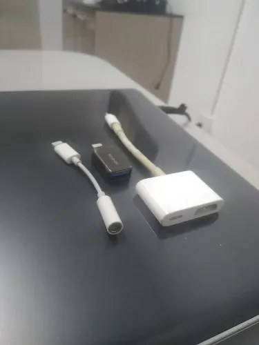adaptador de lightning para Av ( HDMI) Apple e um adaptador de lightning p/ p2 Apple e usb