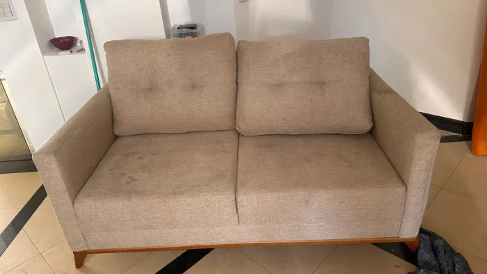Vende conjunto de sofá de madeira e linho 