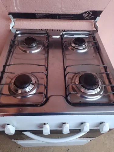 Fogão funcionando de 4 Bocas Branco