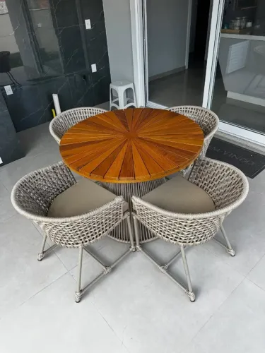 MESA DE MADEIRA MODELO TURIM + 4 CADEIRAS DE CORDA NÁUTICA 