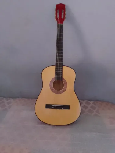 Violão em bom estado
