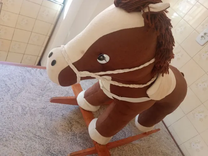 Cavalinho de balanço de pelúcia