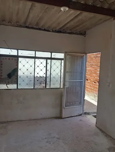 Aluno 3 cômodos grandes independente com garagem coberta 