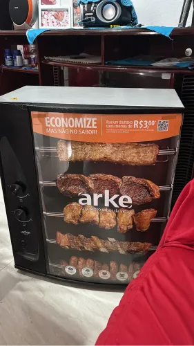 Churrasqueira e máquina de assar frango e carnes a gás Arke nova nunca utilizada.