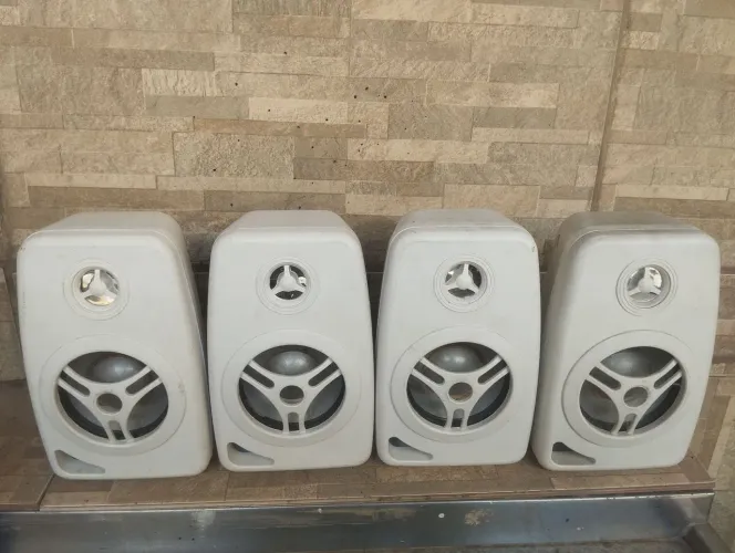 Caixas de som ambiente 