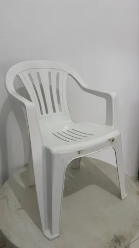 Cadeira plástica branca com encosto de braço