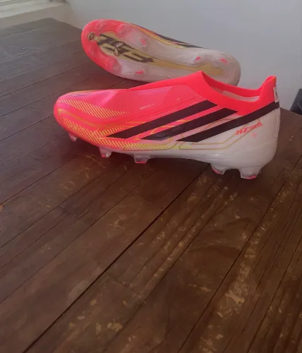 Chuteira adidas