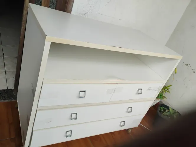 Vende-se Cômoda Branca em MDF, espaçosa, com 4 gavetas e nicho superior em bom estado