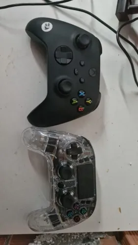 Controles de videogame, um de ps com led e um de xbox Original 