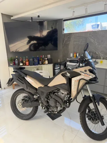Sahara 300 Adventure 2026, apenas 850 km! Baú GIVI + Seguro até 02/2027