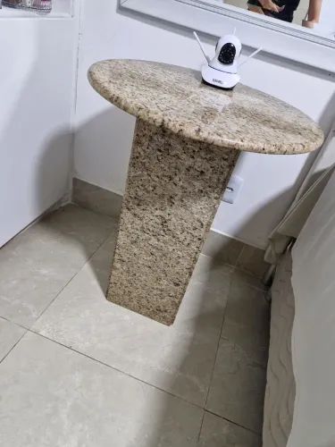 Mesa lateral em granito