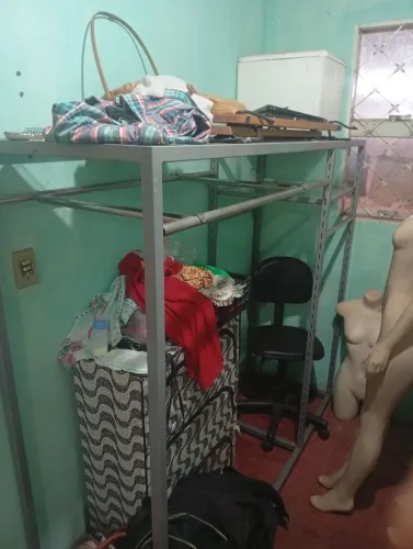  2 Araras para pendurar roupa cada uma por 600 levando as duas $1.100
