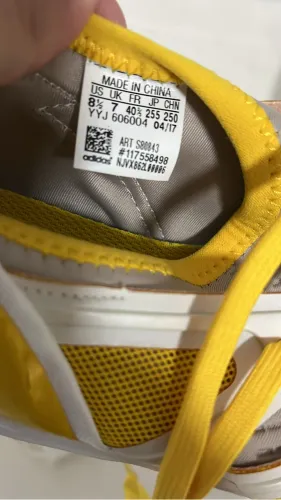 Tenis Adidas amarelo