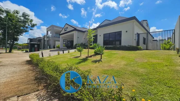 LINDA CASA TÉRREA NO CONDOMÍNO RESIDENCIAL ALPHAVILLE 1 - COM PISCINA, SAUNA E ACABAMENTO 