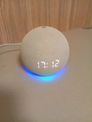 Echo Dot 4 com relógio