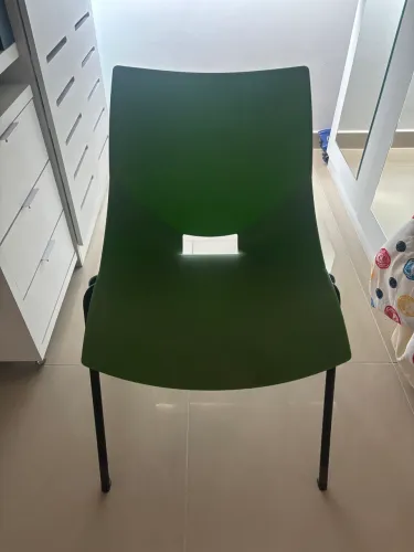 Vendo cadeira (1 unidade) verde.