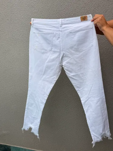 Calça Jeans Branca Feminina Tamanho G - Barra Desfiada