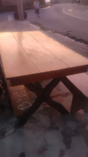 Vendo mesa de madeira em bom estado,só tem 1 banco que está c umas aviraria 450,00