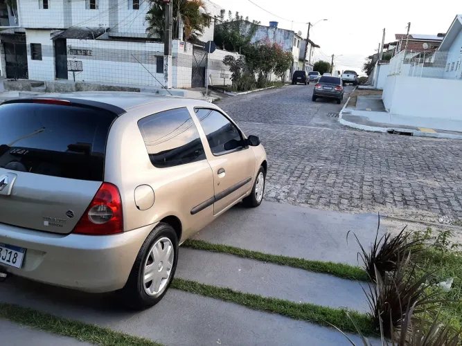 Renault Clio Hi-flex 1.0 16V 3P 2011