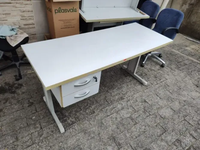 Mesa de Escritório Cinza - 150x 060 - Com Gaveteiro com Chave