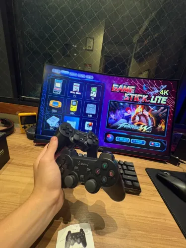 EMULADOR DE CONSOLES COM 10000 JOGOS E 2 CONTROLES SEM FIO