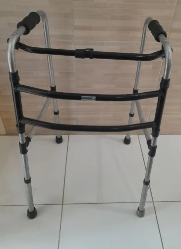 Cadeira de rodas/ ANDADOR EM 05X NO CARTÃO.