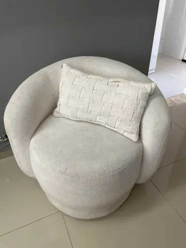 Linda poltrona giratória da loja Abracasa off white