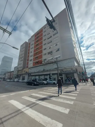 Amplo Apartamento 1 dormitório à venda no Centro em Pelotas.