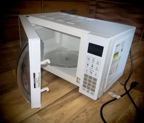 Cooktop Itatiaia 4 Bocas + Micro-Ondas Mondial 21 litros.