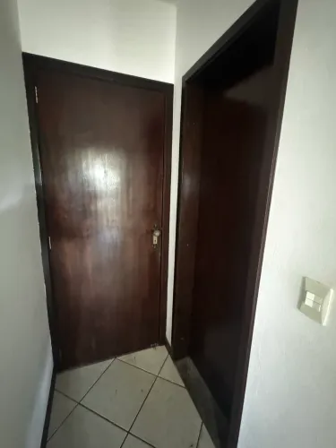02 portas internas com ferragem estilo colonial de madeira maciça itauba 0,80 X 2,10  