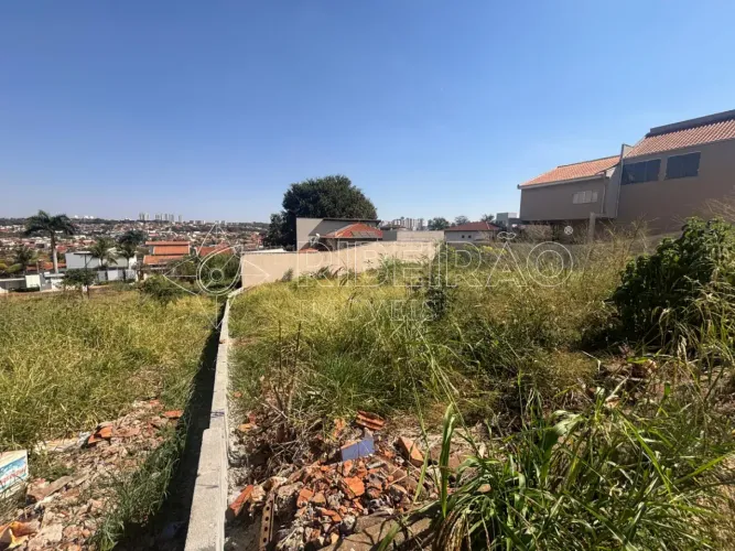 Terreno Declive de 450m² à venda na Ribeirânia