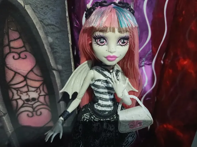 Boneca Monster High Rochelle Goyle Básica Wave 1 2012 NÃO É A CREEP