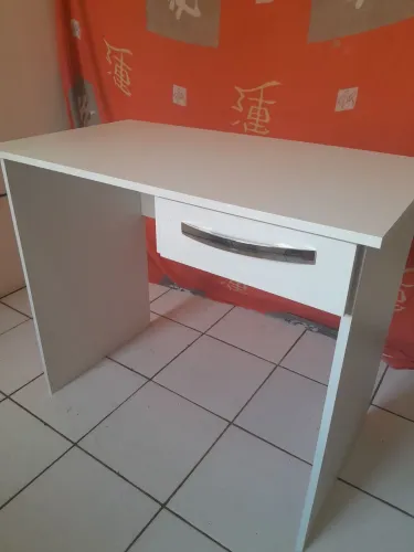 Escrivaninha com gaveta